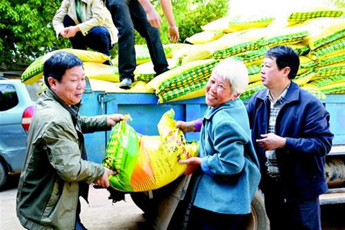 咸寧為村民送化肥送電腦