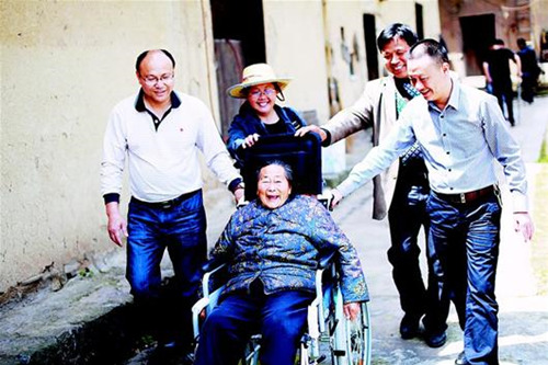 宜昌市殘聯(lián)為殘疾人免費發(fā)放輪椅