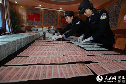 hF·h̎ʽԓ̎(jng)ɂ(g)¿b܂ɲ1215ճɹvһ(g)ش؜ٻ܇ƱCc(din)(dng)@ƼO(sh)1հ׻܇ƱƱ24000ٻ܇Ʊ565Ʊr(ji)ֵӋ(j)229743.5Ԫf]ĆΓ(j)10ԼƼٹߵ