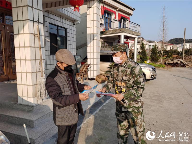 宜昌市猇亭區(qū)云池街辦民兵開展防疫宣傳。