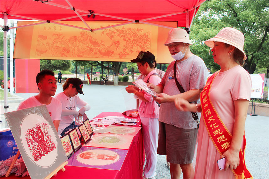 在連環(huán)畫(huà)和剪紙中學(xué)黨史,武漢市江漢區(qū)“紅色課堂”受歡迎。黃軒攝