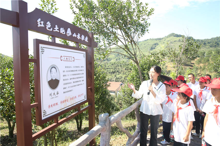 志愿講解員引導學生進行參觀。李雨池攝