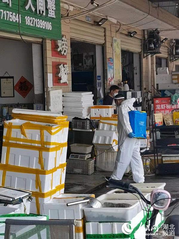 四季美大市場(chǎng)在進(jìn)行例行的消毒。人民網(wǎng)郭婷婷攝