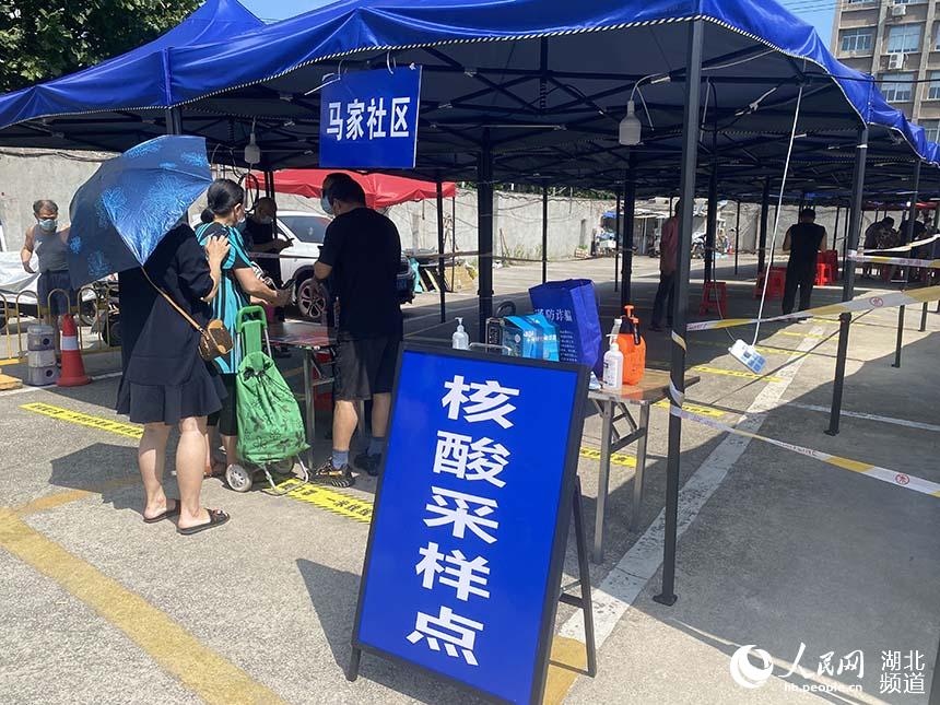 硚口區(qū)崇仁路停車場(chǎng)核酸采樣點(diǎn)。人民網(wǎng) 張沛攝