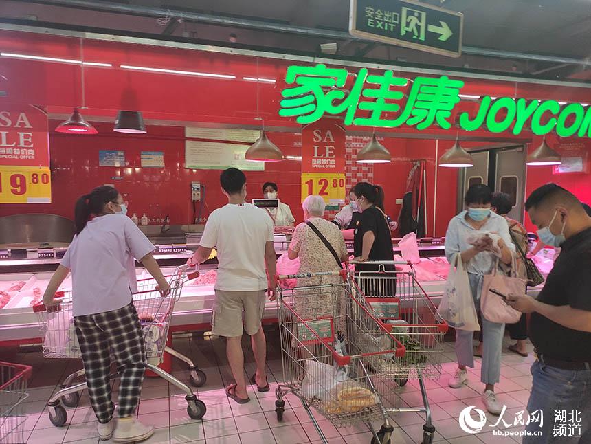 市民在選購肉類。人民網(wǎng)郭婷婷攝