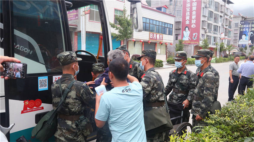 武警十堰支隊官兵幫助群眾進行轉移。