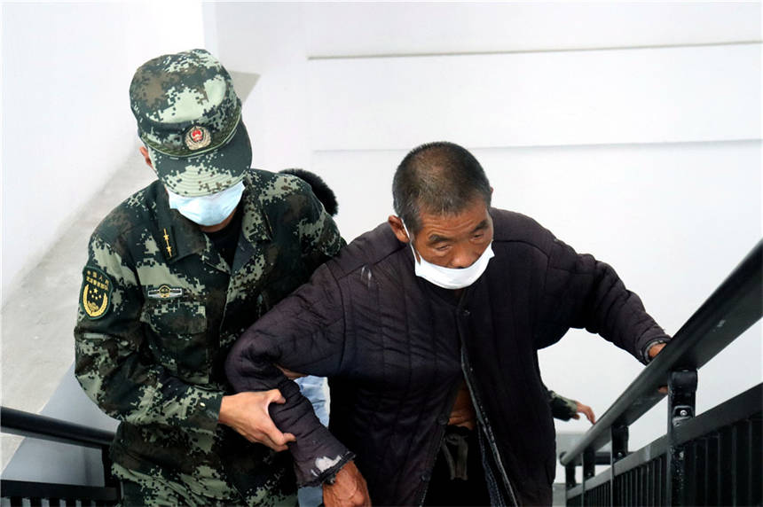 武警十堰支隊官兵幫助群眾進行轉(zhuǎn)移。