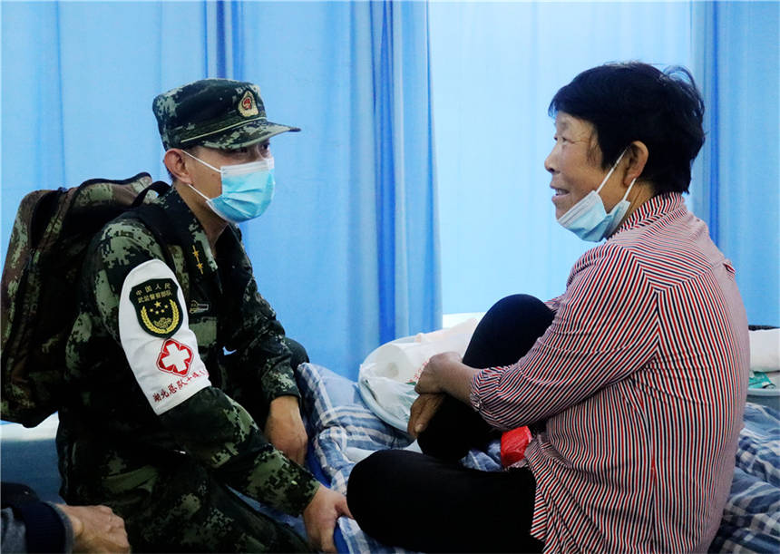 武警十堰支隊(duì)官兵與安全轉(zhuǎn)移后的群眾交談。