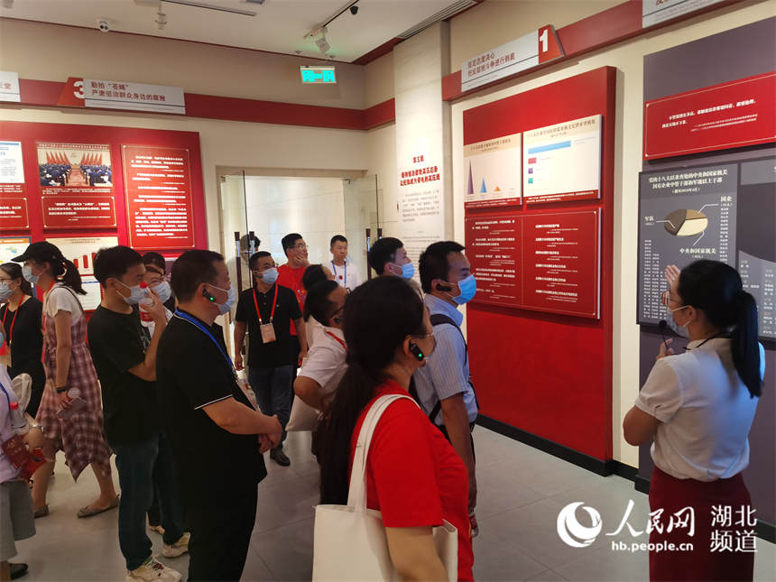 “全國(guó)黨史知識(shí)競(jìng)賽”選手參觀武昌紅巷。人民網(wǎng) 周雯攝