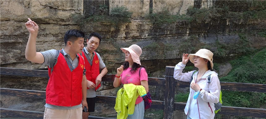 “背包志愿者”為游客講解游覽線路