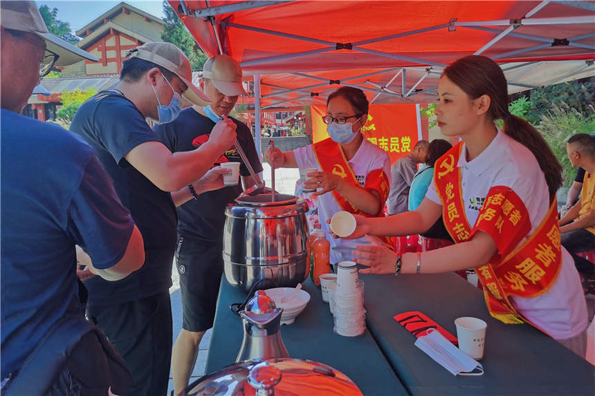 黨員服務(wù)崗為游客提供綠豆湯