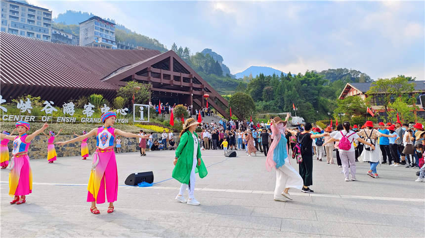 游客互動體驗非遺文化擺手舞