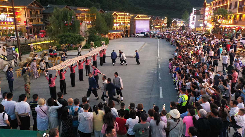 遇見“天空之境” 湖北神農(nóng)架林區(qū)大九湖國(guó)慶長(zhǎng)假游客爆滿