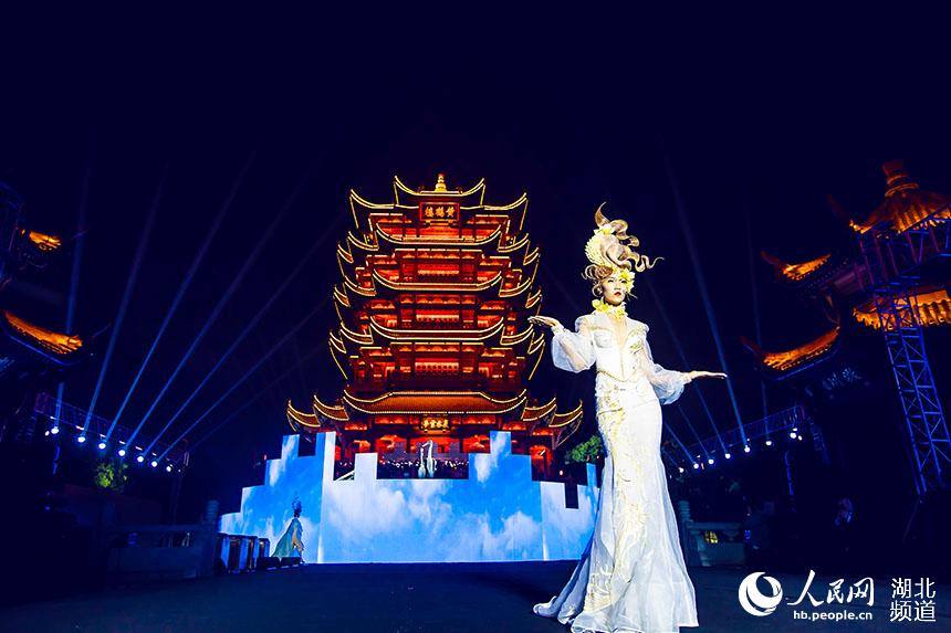 黃鶴樓前上演時尚大秀 2021武漢國際時尚消費節(jié)開幕。人民網(wǎng) 郭婷婷攝