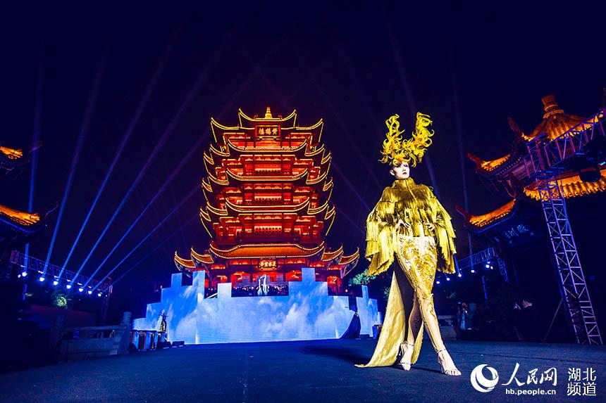 黃鶴樓前上演時尚大秀 2021武漢國際時尚消費節(jié)開幕。人民網(wǎng) 郭婷婷攝