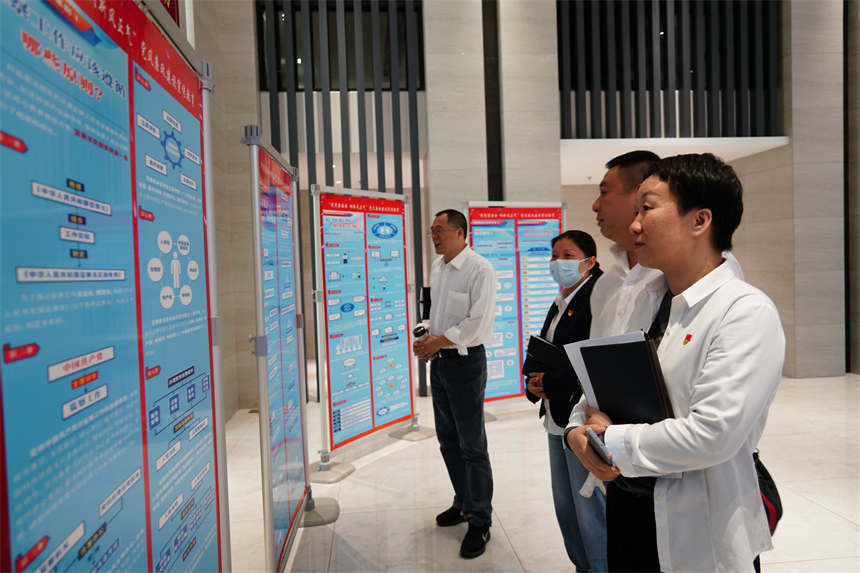 國網(wǎng)公安縣供電公司員工觀看廉政文化展板。