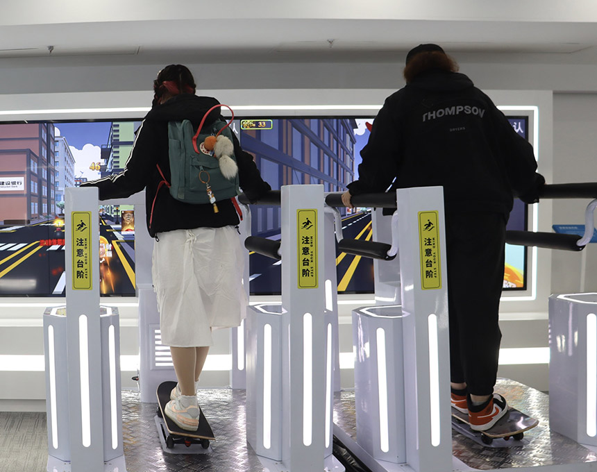 建行湖北省分行與中南財(cái)經(jīng)政法大學(xué)聯(lián)合開展新生入學(xué)“金融第一課”活動(dòng)【3】