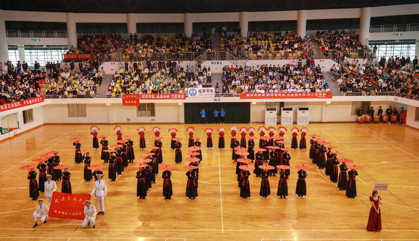 開幕式上學(xué)院方陣表演