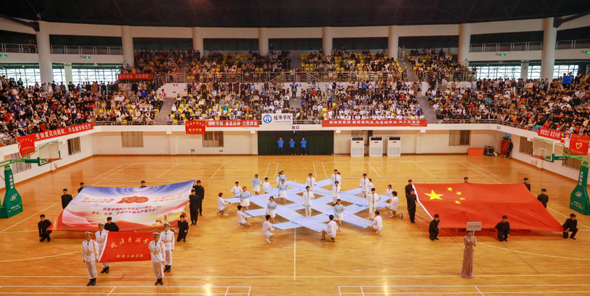開幕式上學院方陣表演