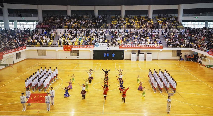 開(kāi)幕式上學(xué)院方陣表演