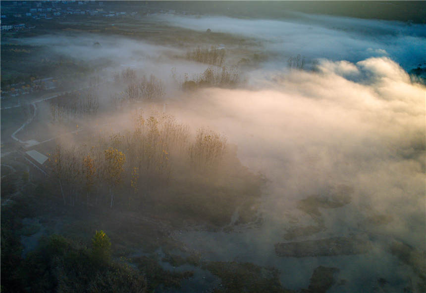 修復(fù)后的黃柏河生態(tài)濕地現(xiàn)罕見的冬季云海奇觀。