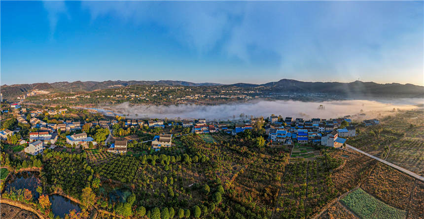 修復(fù)后的黃柏河生態(tài)濕地現(xiàn)罕見的冬季云海奇觀。