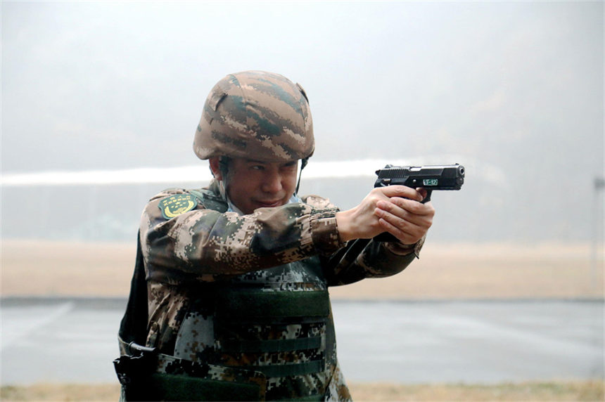 武警官兵進(jìn)行實(shí)彈射擊訓(xùn)練。