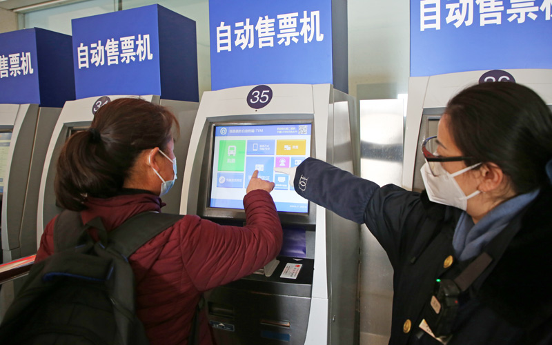 漢口火車站春運(yùn)首日現(xiàn)場。邱晟攝