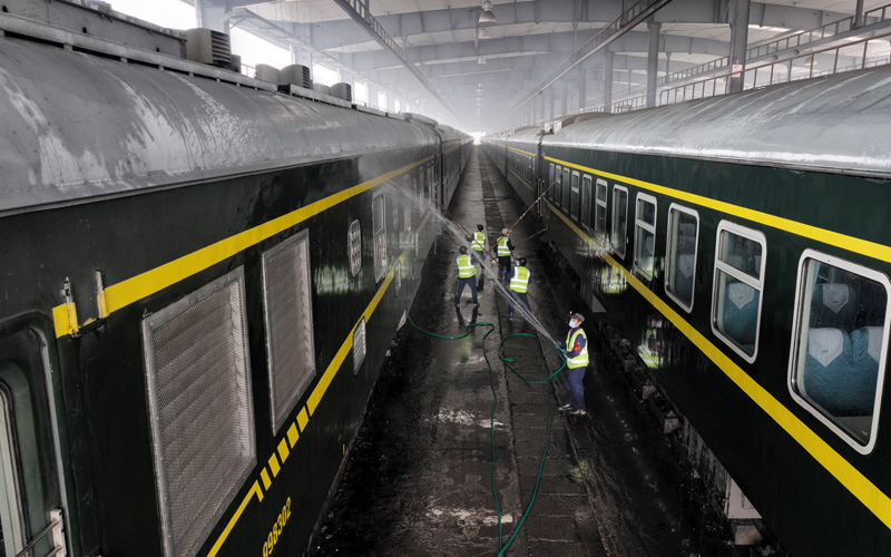 武昌客車車輛段襄陽運(yùn)用車間的鐵路職工正在對(duì)襄陽開往溫州方向的列車進(jìn)行細(xì)致檢修。