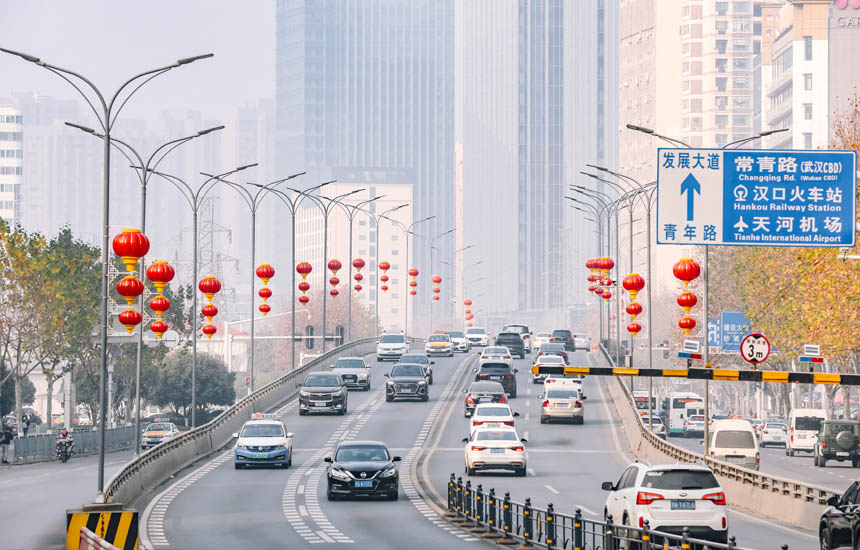 武漢街頭年味滿滿。武漢市城管委供圖