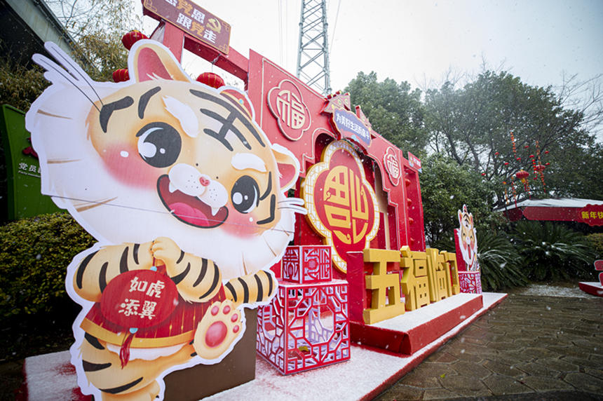 武漢常青立交橋下,一場大雪讓年味更足。晏君攝