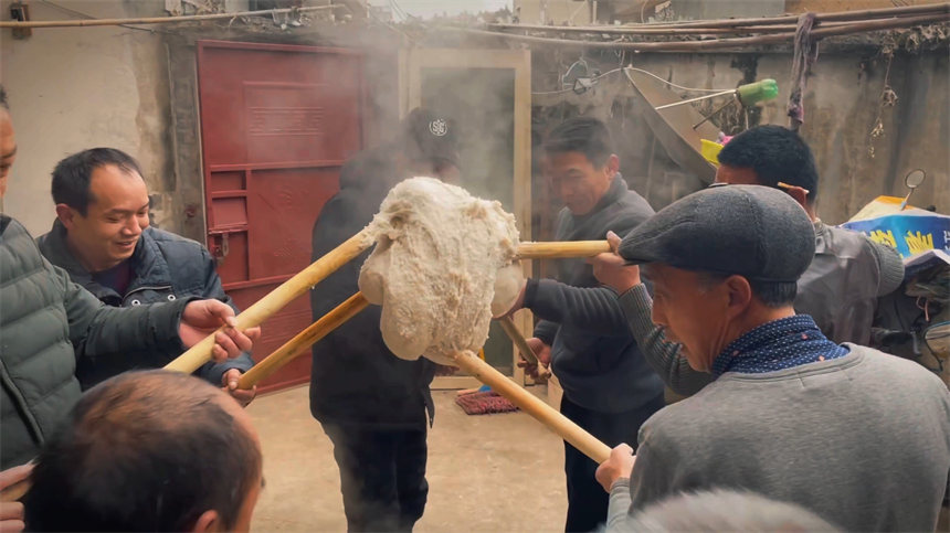 湖北紅安打糍粑。劉玲莉攝