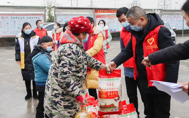 湖北丹江口市志愿者為農(nóng)村留守(困境)兒童送去新年祝福及暖心禮物。