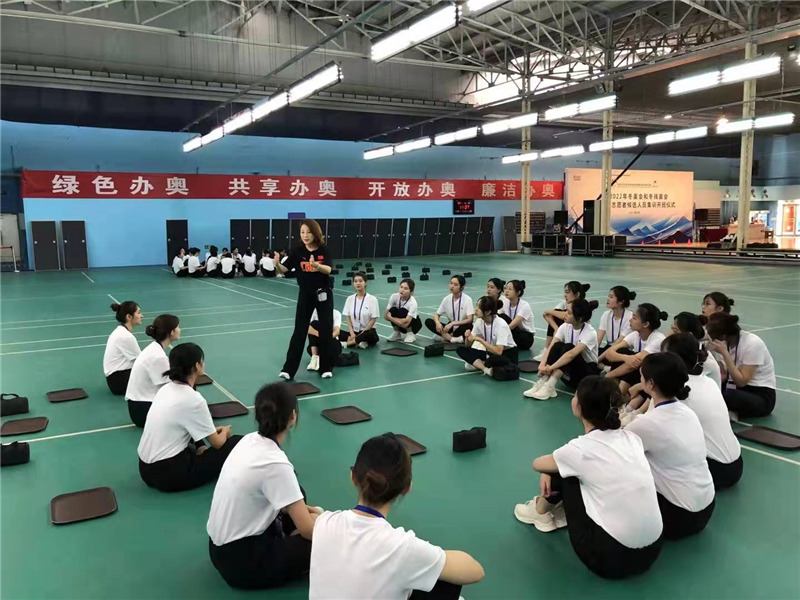 吳蕓為志愿者們做培訓(xùn)