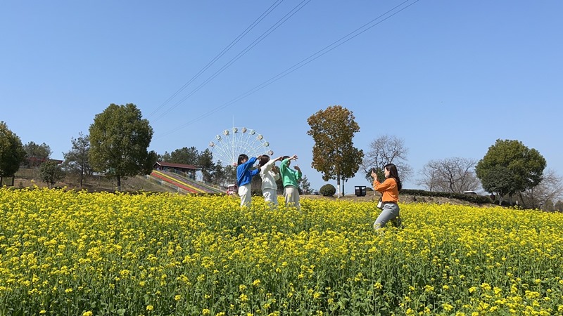 花海打卡、土灶燒飯 三八婦女節(jié)，她們這樣過(guò)