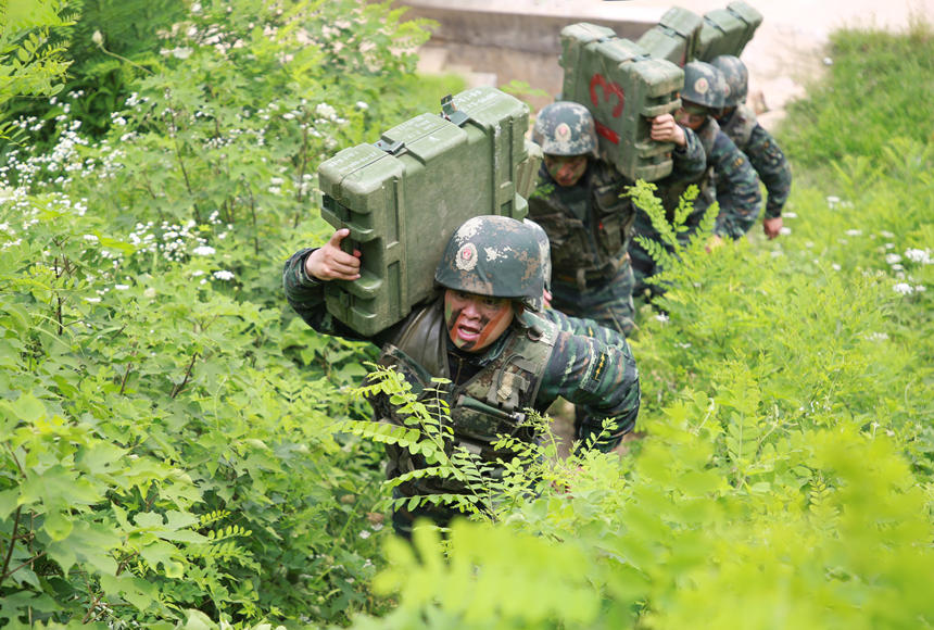 劉魯運(yùn)參與魔鬼周極限訓(xùn)練。