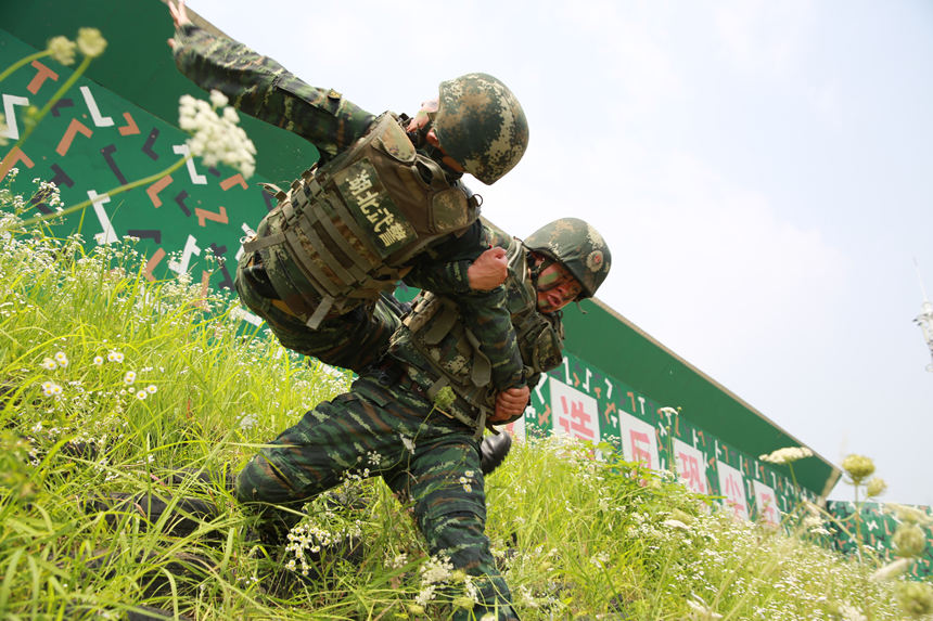劉魯運(yùn)擒拿“藍(lán)軍”。