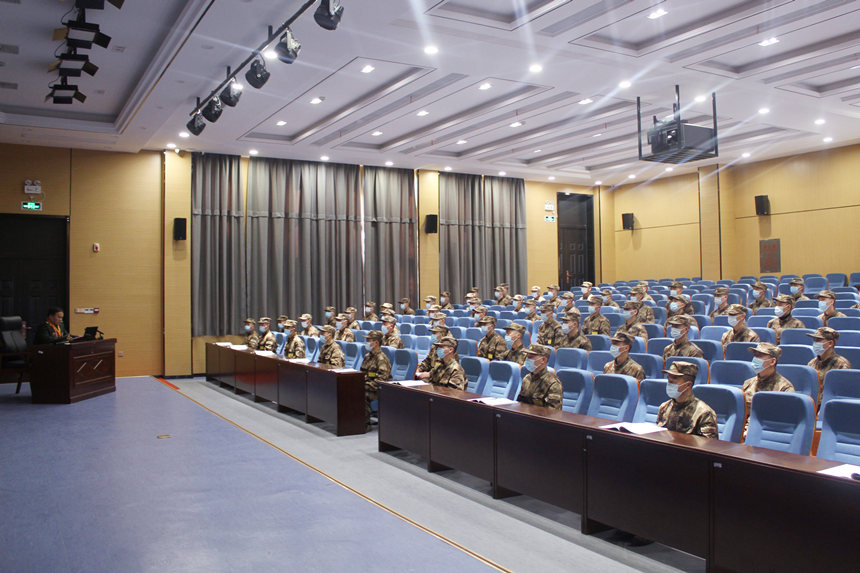 現(xiàn)場預(yù)定新兵認真聽課。