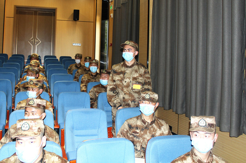 現(xiàn)場預(yù)定新兵交流感悟。