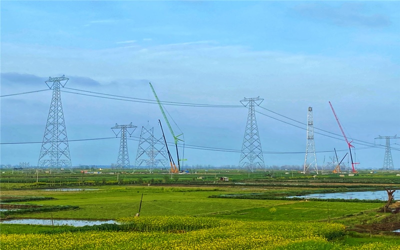 1000千伏南陽(yáng)-荊門-長(zhǎng)沙特高壓交流工程線路工程進(jìn)入立塔高峰期。姚鵬攝