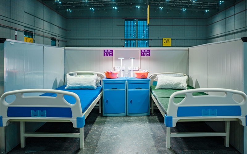 上海國(guó)家會(huì)展中心方艙醫(yī)院施工現(xiàn)場(chǎng)床鋪配置