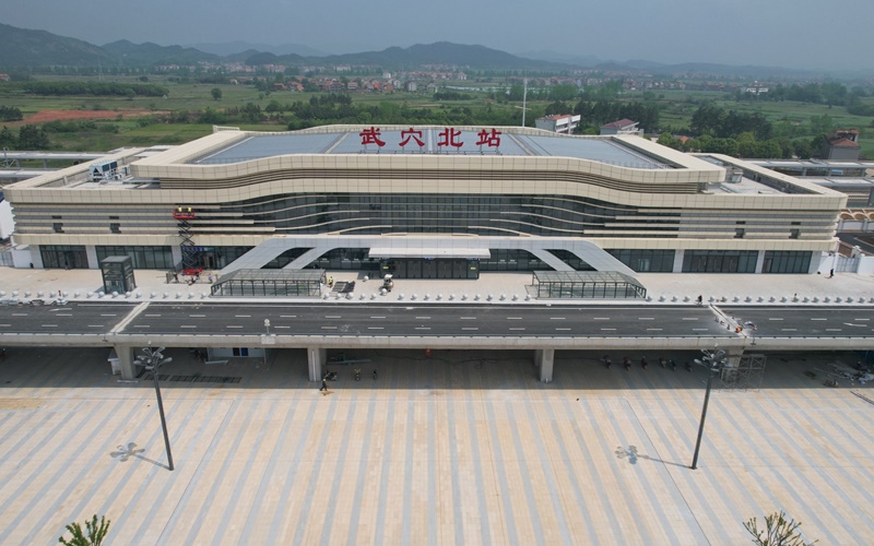 黃黃高鐵開通運(yùn)營建設(shè)者開心“嘗鮮”