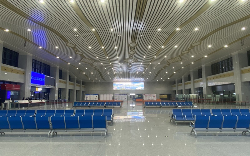 黃黃高鐵開通運營建設(shè)者開心“嘗鮮”