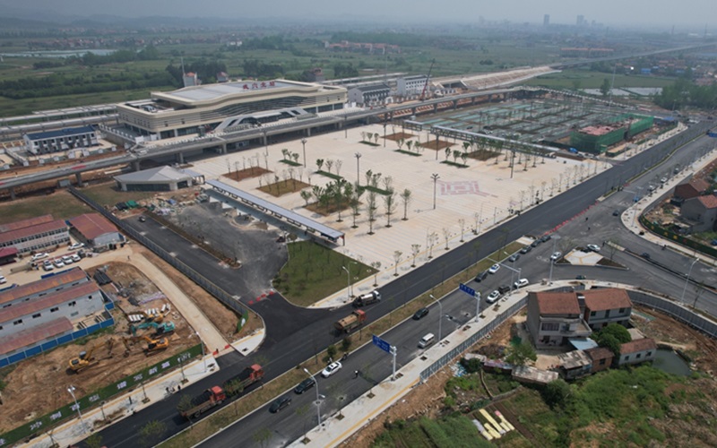 黃黃高鐵開通運營建設者開心“嘗鮮”