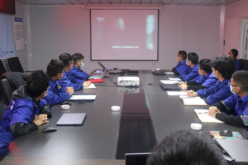 麗水燈塔社區(qū)項目部觀看《無聲的功勛》。