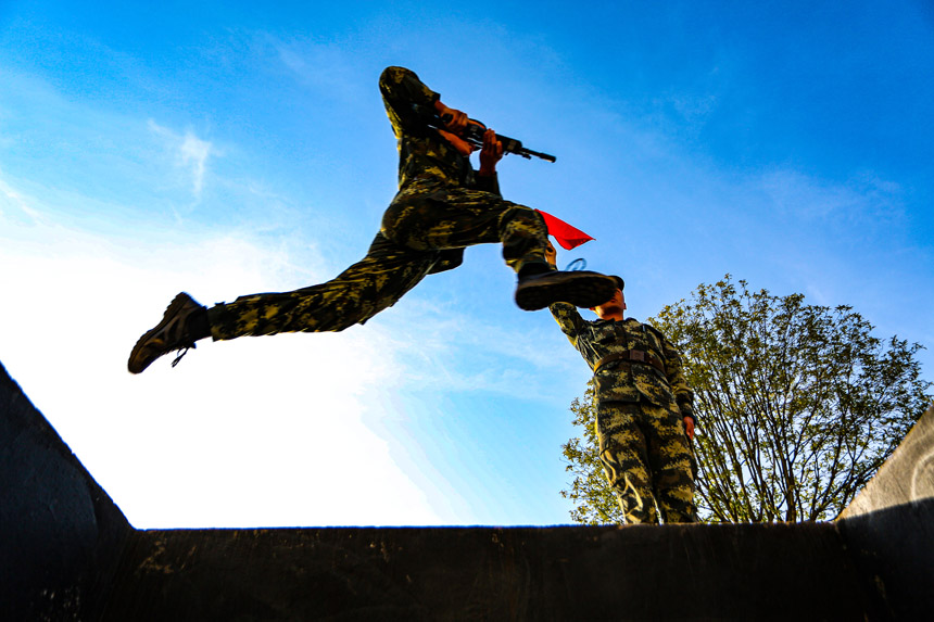 攜槍100米官兵正在跨越壕溝