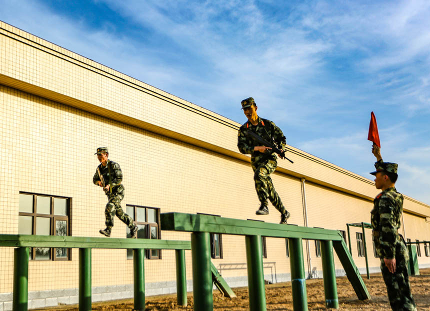 攜槍100米官兵沖刺獨(dú)木橋