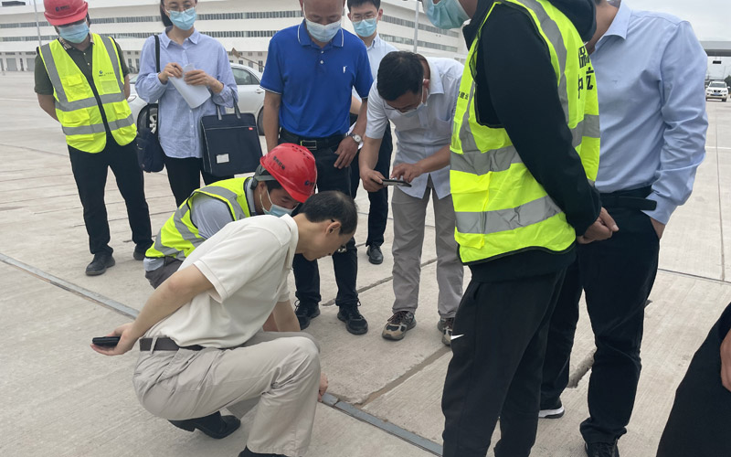 行驗小組現(xiàn)場檢查。鄂州花湖機場供圖