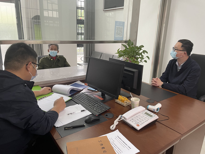 青年干部與案件反映人見面對(duì)案件調(diào)查結(jié)果進(jìn)行反饋。