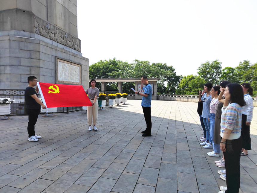 青年紀檢監(jiān)察干部現(xiàn)場重溫入黨誓詞，重溫紅色歷史。